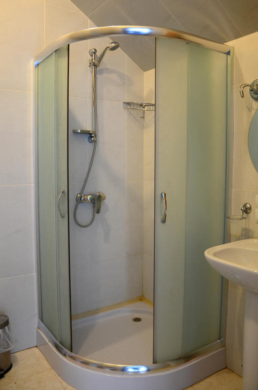 Hotel Dvorik Chernivtsi Habitación foto